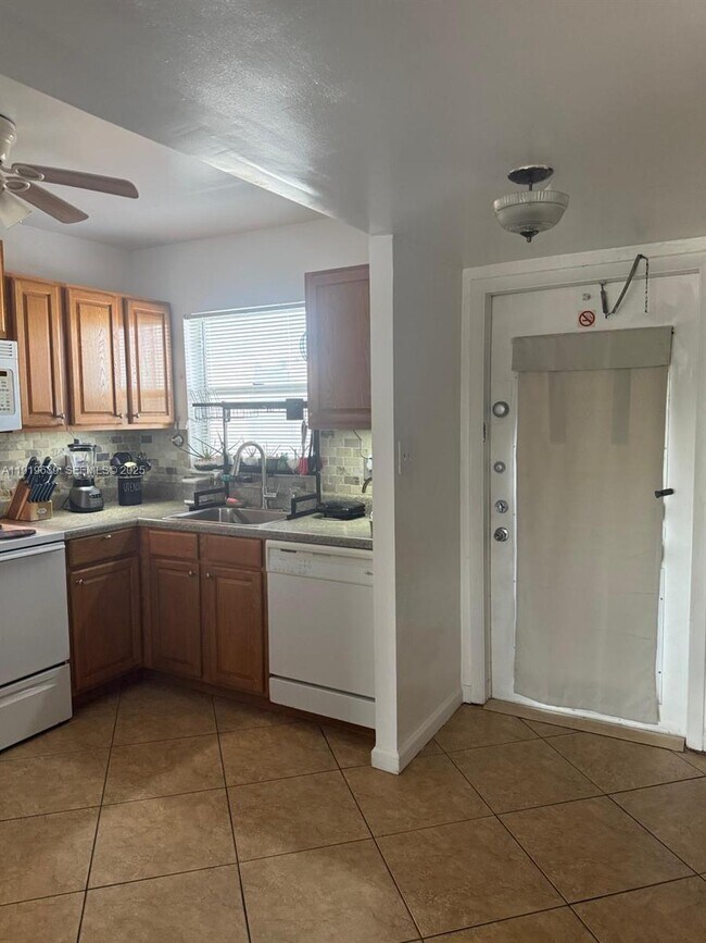 Building Photo - 8220 Sunrise Lakes Blvd