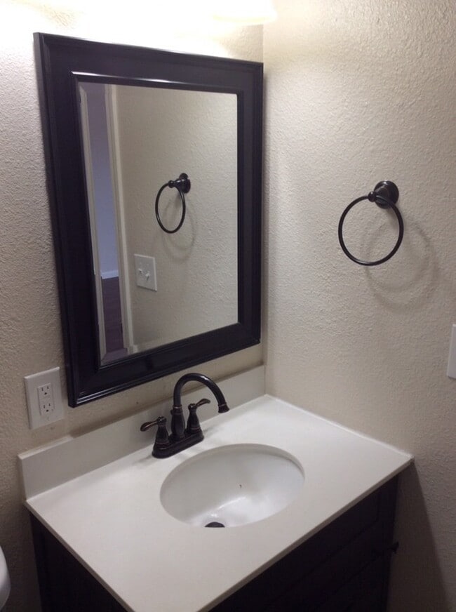 Building Photo - Beautiful home. Apply today!