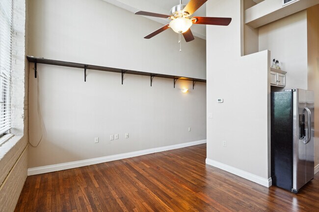 Building Photo - 920 Poeyfarre St