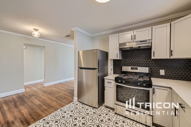 Building Photo - 3920 Calmont Ave