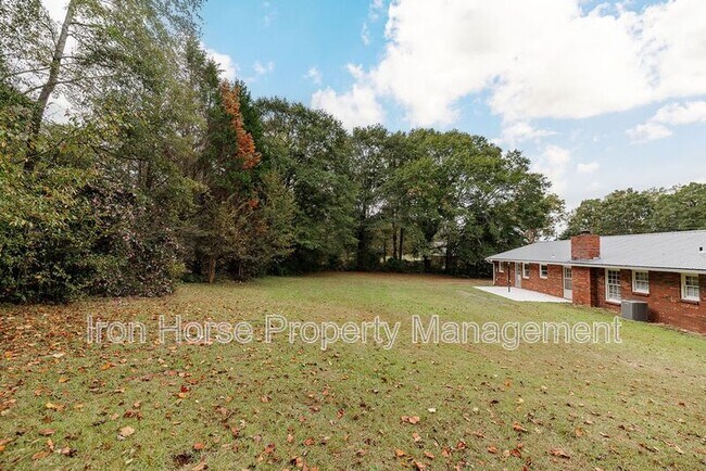 Building Photo - 1110 Maple Cir