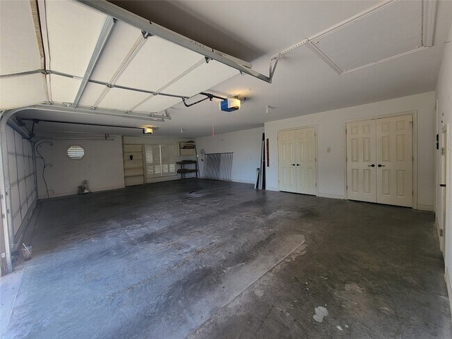 Building Photo - 9621 Monticello Dr