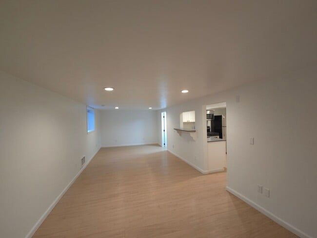 Building Photo - 2bd 1bth Basement Unit