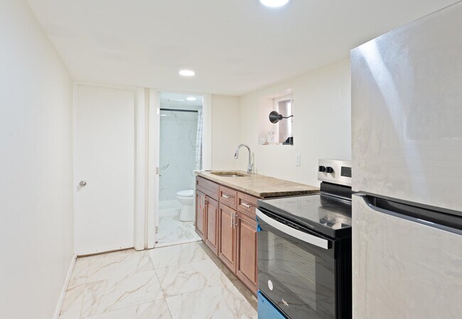 Building Photo - 9 W 15th St