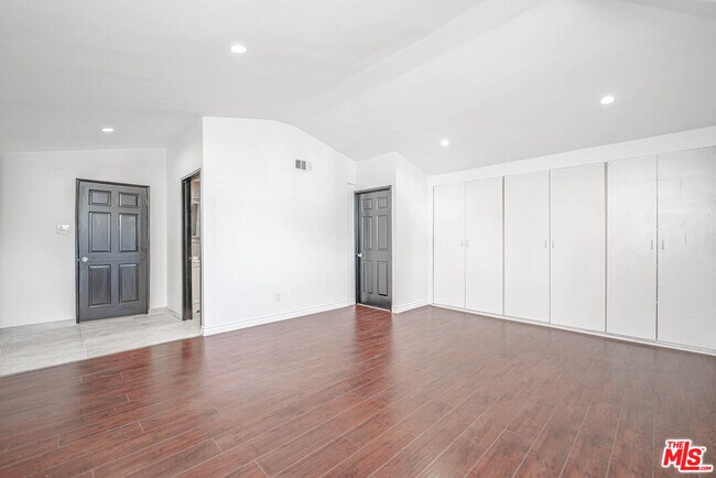 Building Photo - 20746 Clarendon St