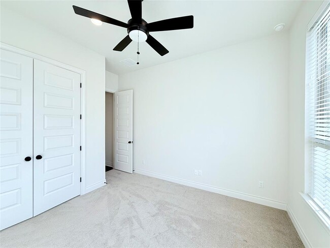 Building Photo - 113 Low River Ln