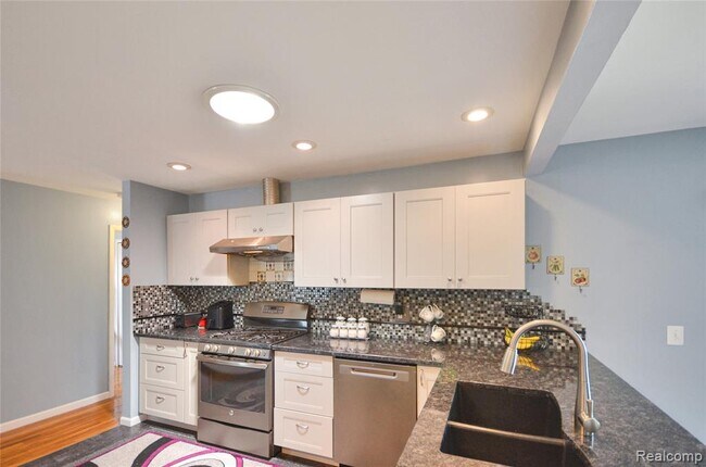 Building Photo - 37653 Longacre Dr