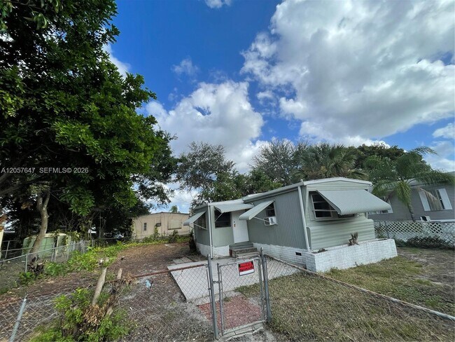 Building Photo - 10292 SW Sandalfoot Blvd
