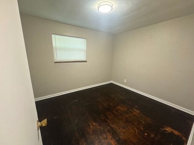 Building Photo - 2BR 1ba apartment conveniently located in ...