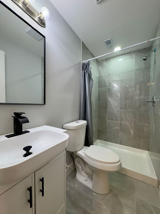 Building Photo - Fully-Renovated 3 Bedroom/2.5 Bathroom with In-Unit Laundry near Highlandtown, Baltimore, MD!