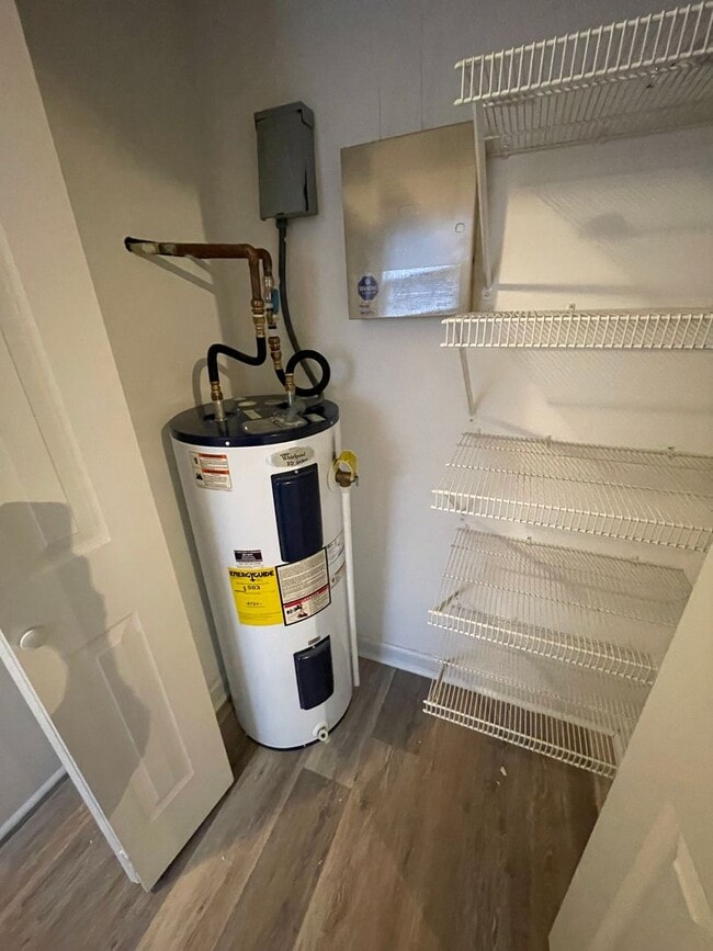 Building Photo - 2416 Winding Creek Dr SW