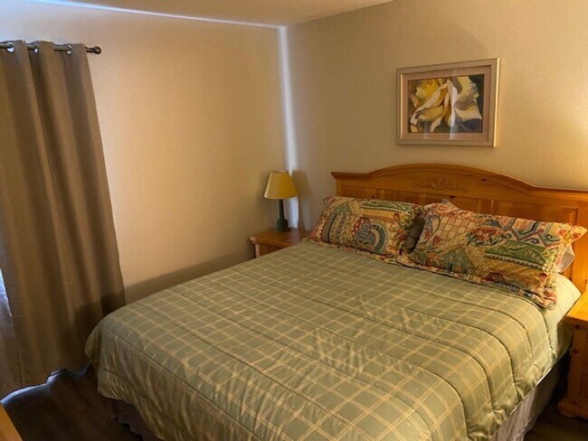 Building Photo - 2Br Waterfront  WINTER Vacation Rental Condo, Complex on the WATERFRONT Gated complex Utilities i...