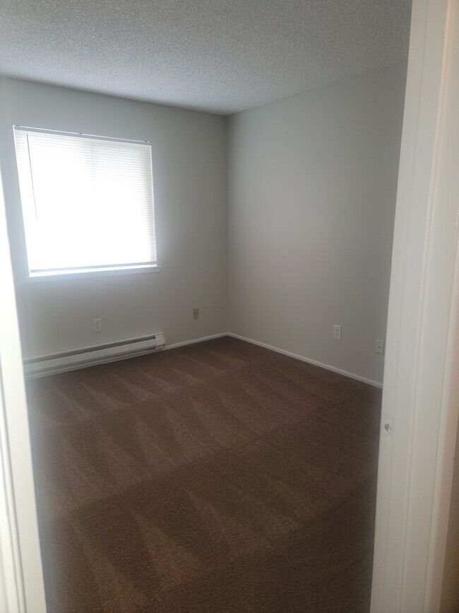 Building Photo - MOVE IN SPECIAL $500 OFF MOVE IN COSTS 2 Bedroom, North Tacoma, $1395 + $100 w/s/g = $1495.00, up...