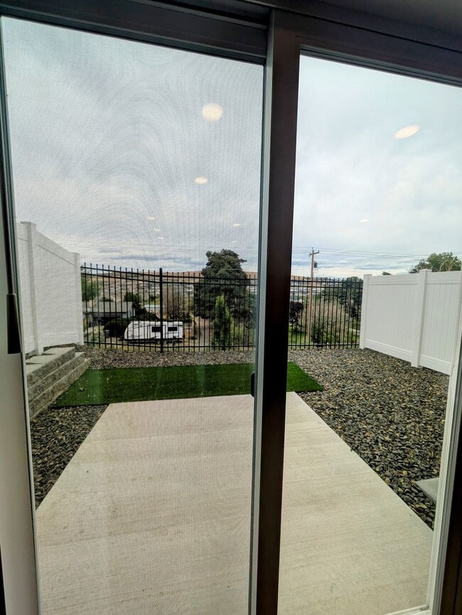 Building Photo - New Townhome for Rent in Southridge Area