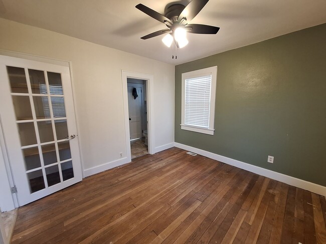 Building Photo - 10 Commodore Dr