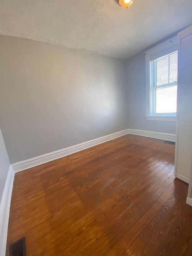 Building Photo - Two Bed/1Bath House