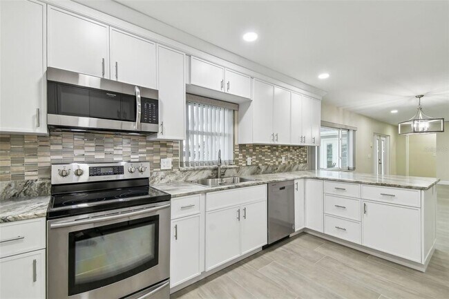 Building Photo - 3938 Versailles Dr
