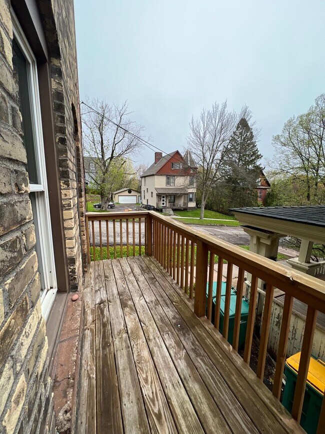 Building Photo - AVAILABLE JUNE -  4 Bed 1 Bath Townhome