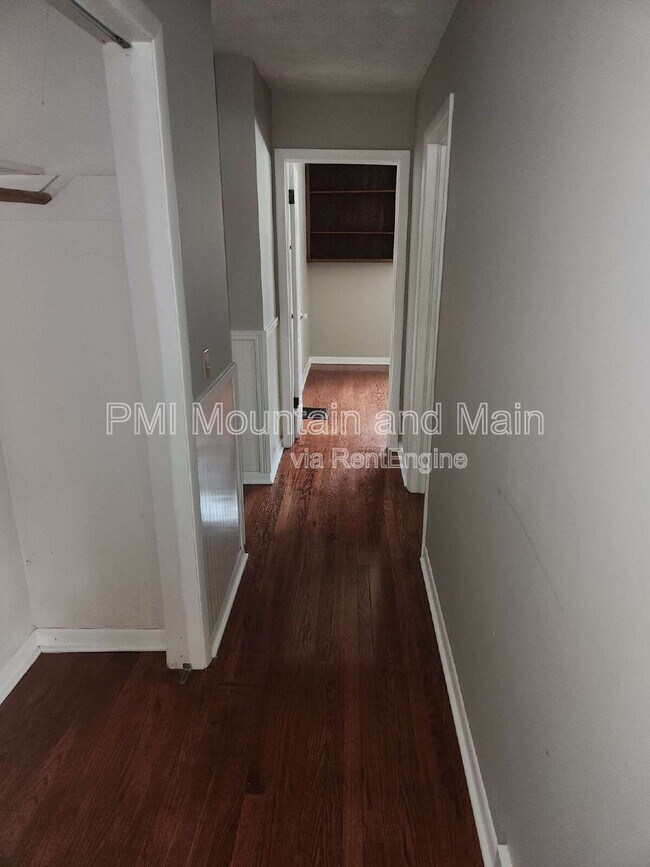 Building Photo - 317 N Hillandale Dr