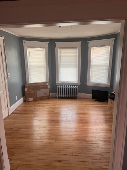 Living room or bedroom - 101 Middlesex St