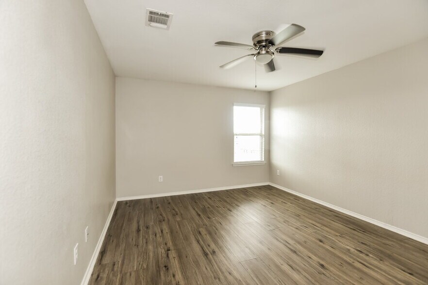 Building Photo - 1230 Ophelia Rd