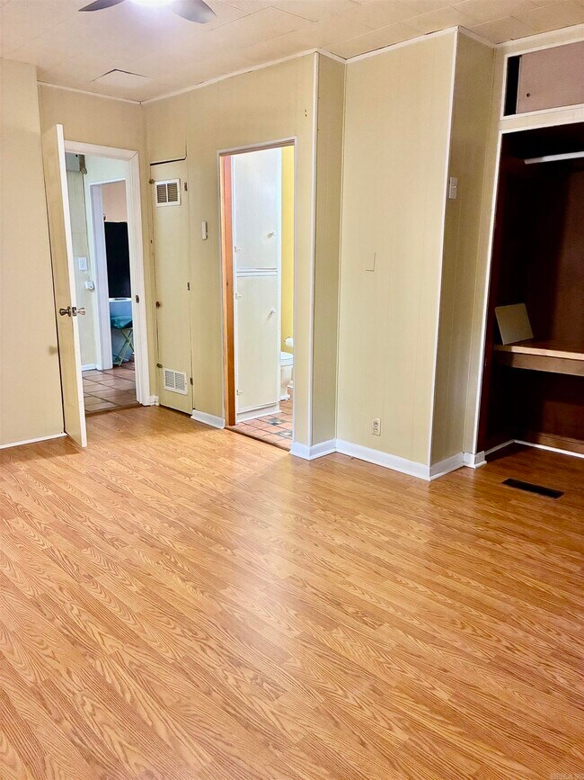 Building Photo - 404 N Jackson St