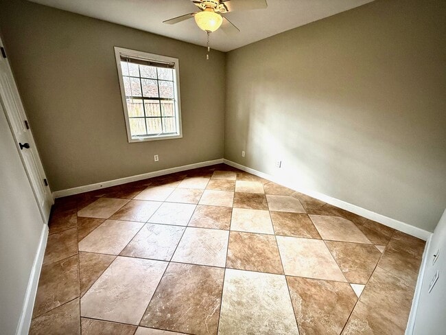 Building Photo - Great 3 BR home by the Reservoir