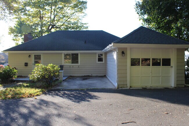 Building Photo - 422 S Main St