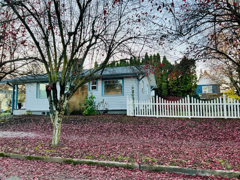 Building Photo - 400 W 17th St