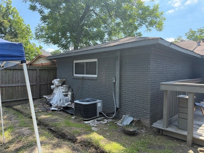 Building Photo - 6811 St Augustine St