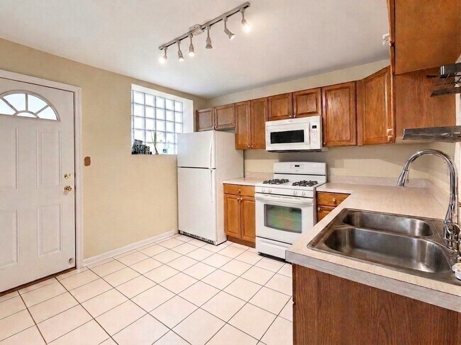 Building Photo - 1458 W Olive Ave