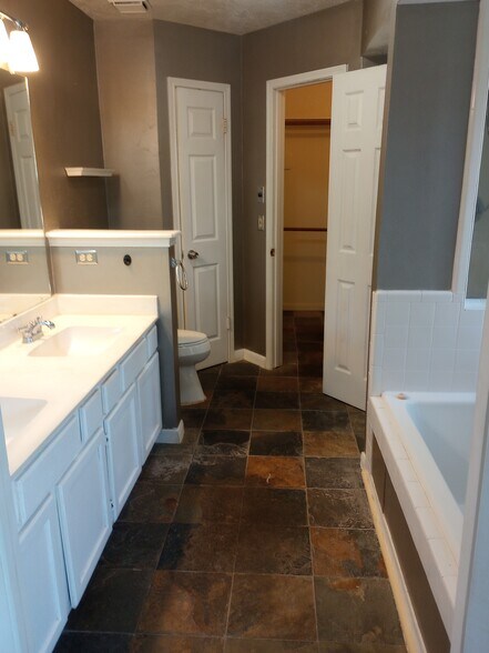 Master bathroom - 14611 Sun Harbor Dr