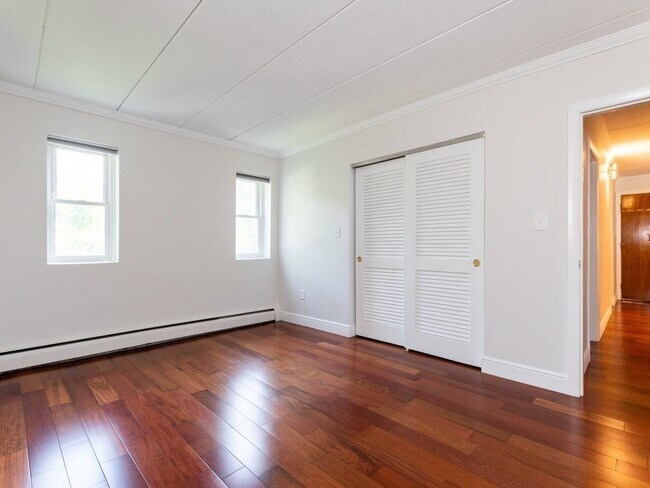 Building Photo - 28 Lee St