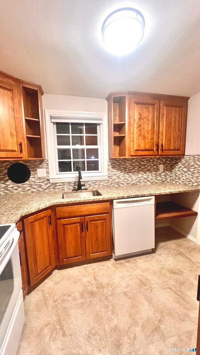 Building Photo - 17 Brickyard Rd