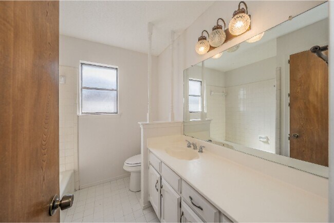 Building Photo - 6753 Spoonwood Ln