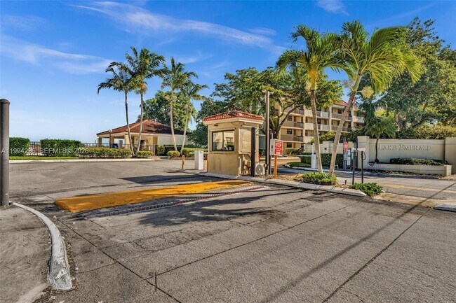 Building Photo - 109 Lake Emerald Dr