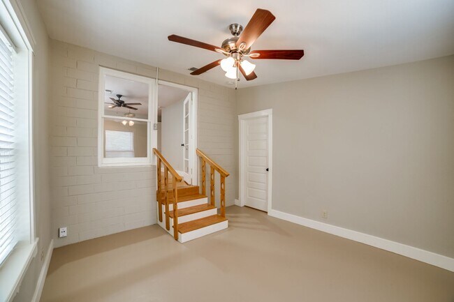 Building Photo - CASTLE HILLS FAMILY HOME