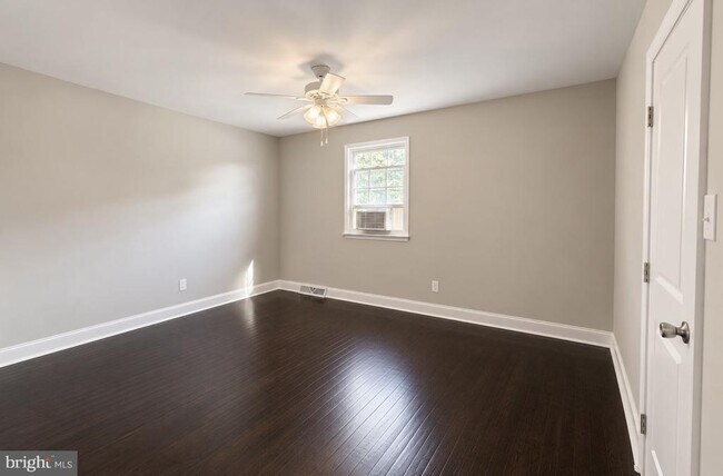 Building Photo - 256 W Beidler Rd