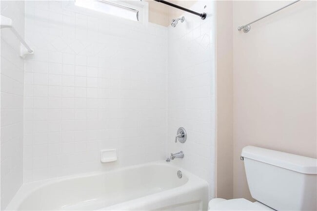 Building Photo - 3206 Windsor Lake Dr NE