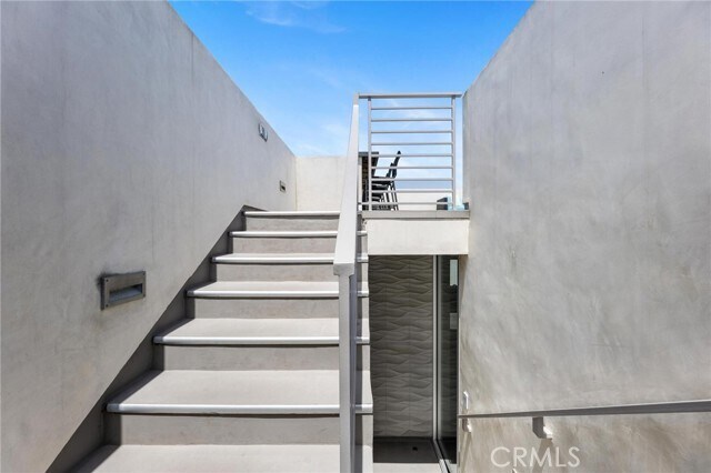Building Photo - 726 Loma Dr
