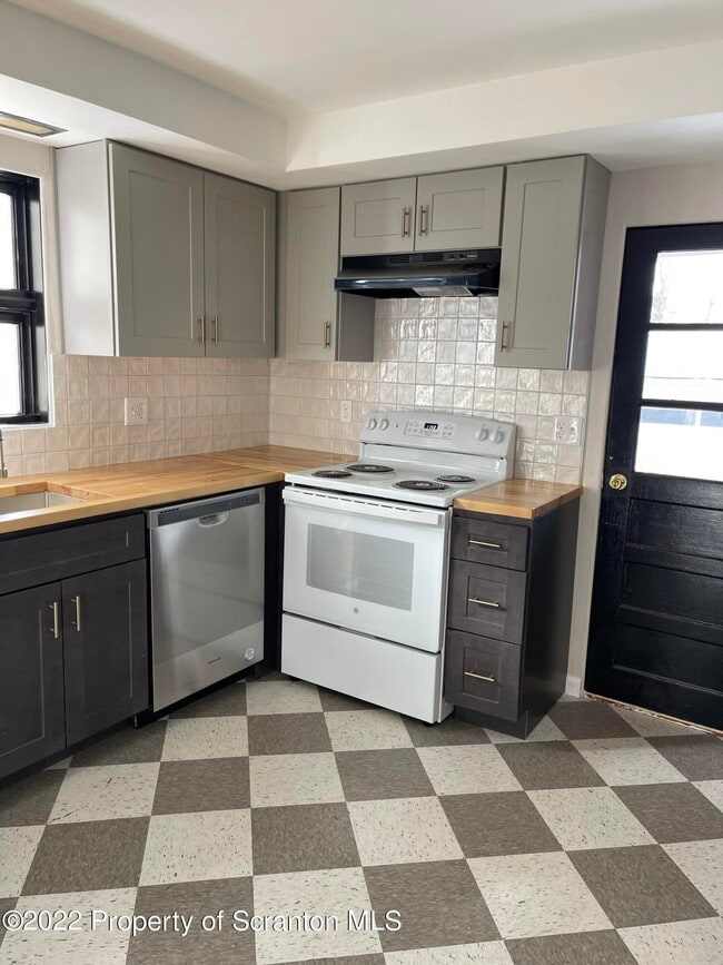 Building Photo - 303 E Drinker St