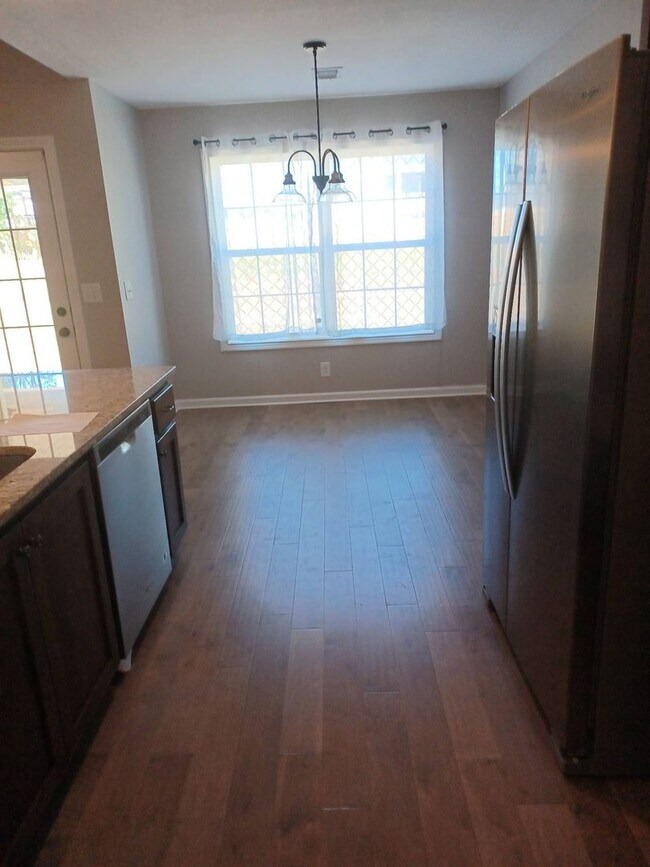Building Photo - 3 Bedroom 2 Bathroom Home!