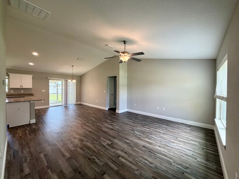 Building Photo - 9 Larch Dr