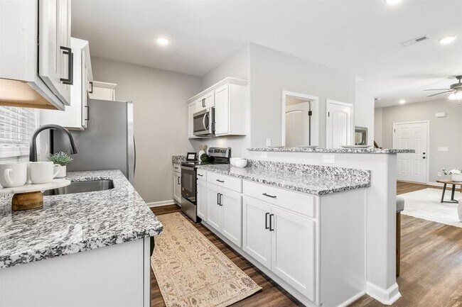 Building Photo - 1115-D2 Hillwood Dr