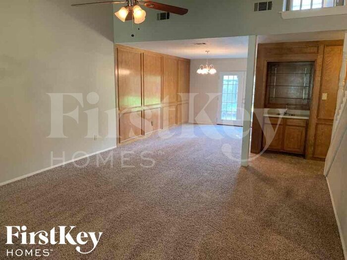 Building Photo - 15310 Meadow Village Dr