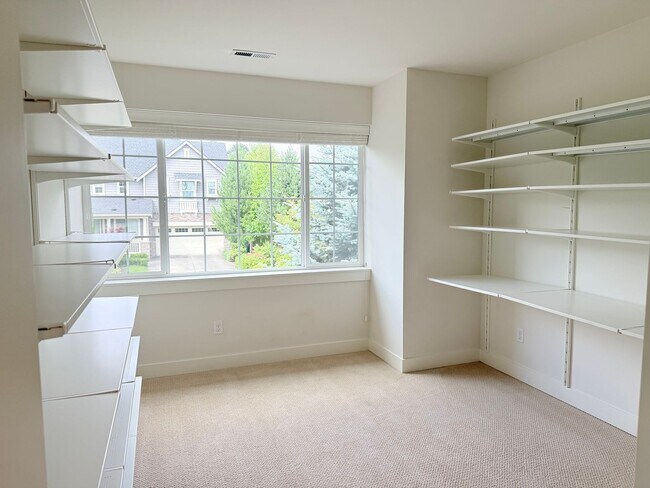 Building Photo - Beautiful 5-Bedroom Home with Mt. Rainier ...