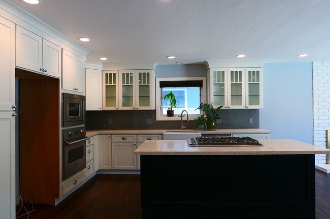 Building Photo - 4 bedroom 2 bath! Forced air, hardwood flo...