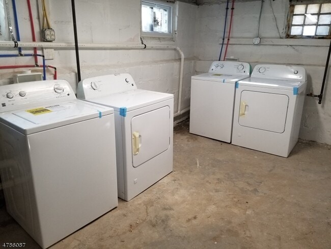 Building Photo - 11 Lewis St