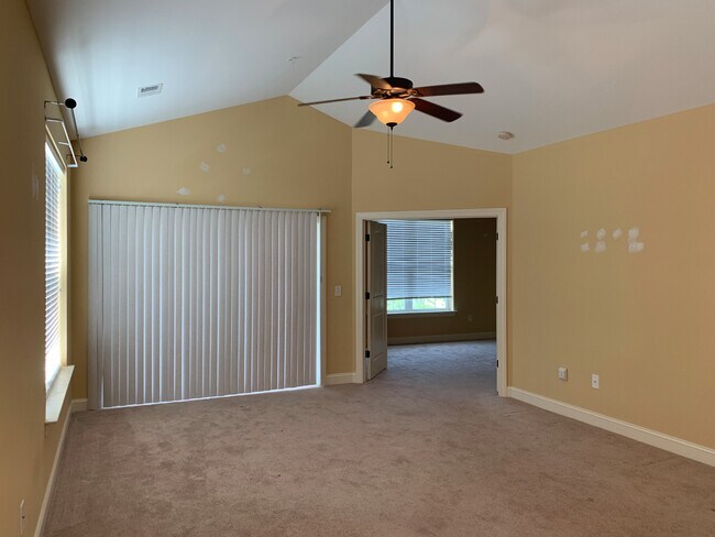 Building Photo - Spacious 3 Bedroom, 2 Bath Condo at The Vi...