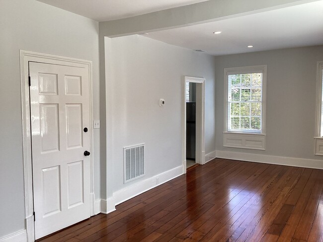 Building Photo - Move in Ready Duplex Close to Forsyth Park
